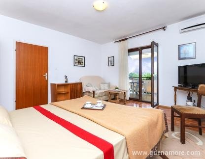 Appartamenti Drago, , alloggi privati a Bijela, Montenegro - 4 spavaca soba